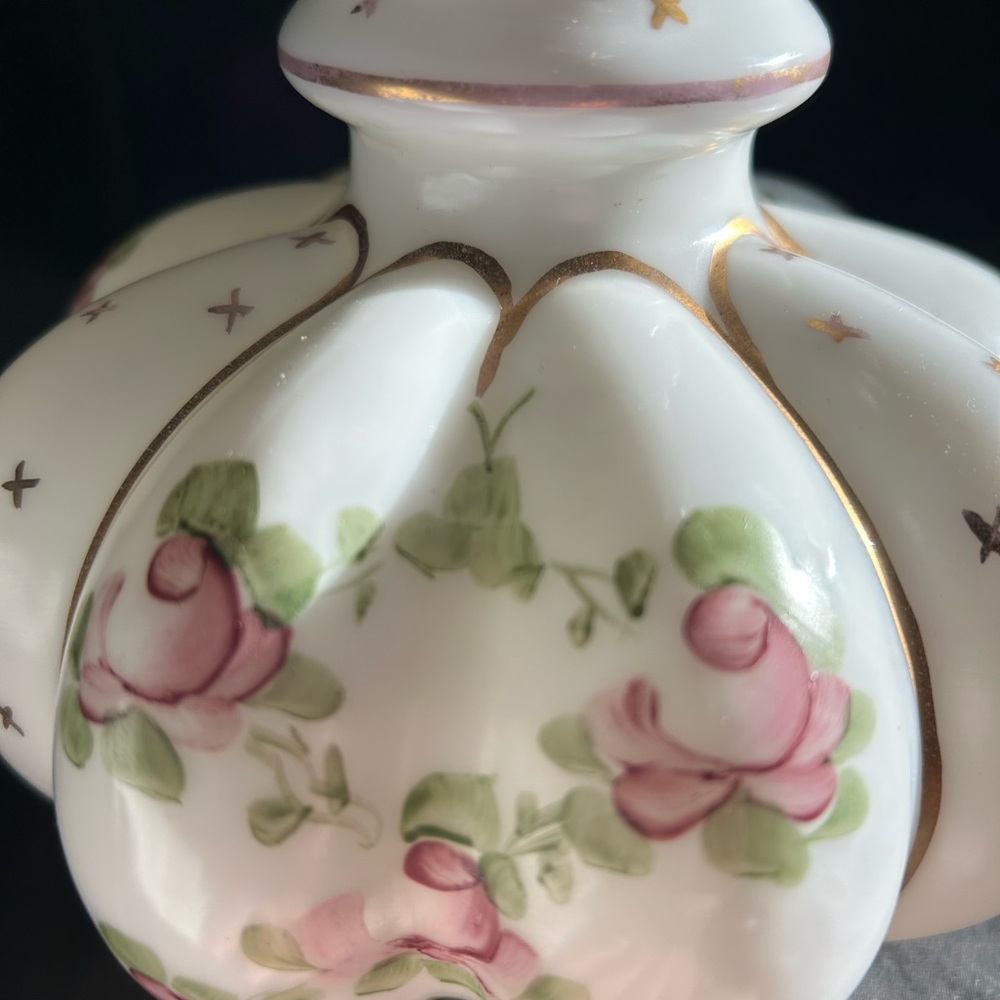 Fenton White and Gold Vase with Graceful Accents - Picture 5 of 9